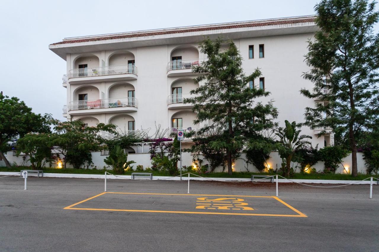 Club Azzurro Hotel & Resort Porto Cesareo Exteriör bild